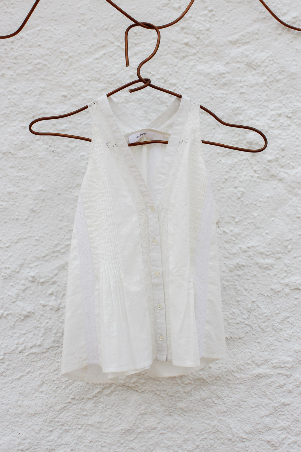 Top con botones y encajes