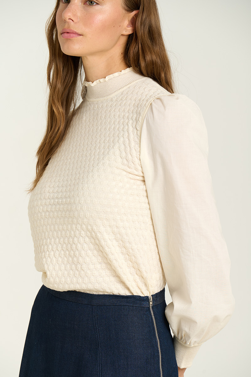 Sweater combined with puffed sleeves 1