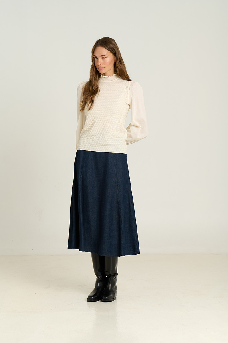 Sweater combined with puffed sleeves