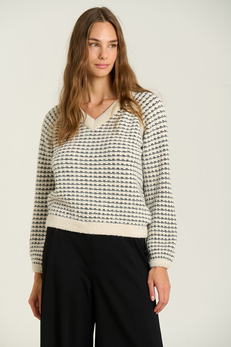 Sweater with fuzzy texture 2