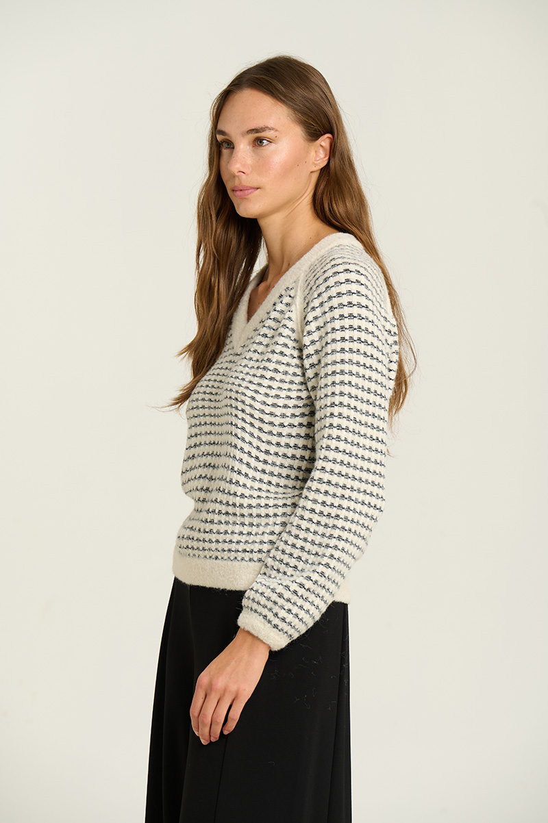 Sweater with fuzzy texture 4