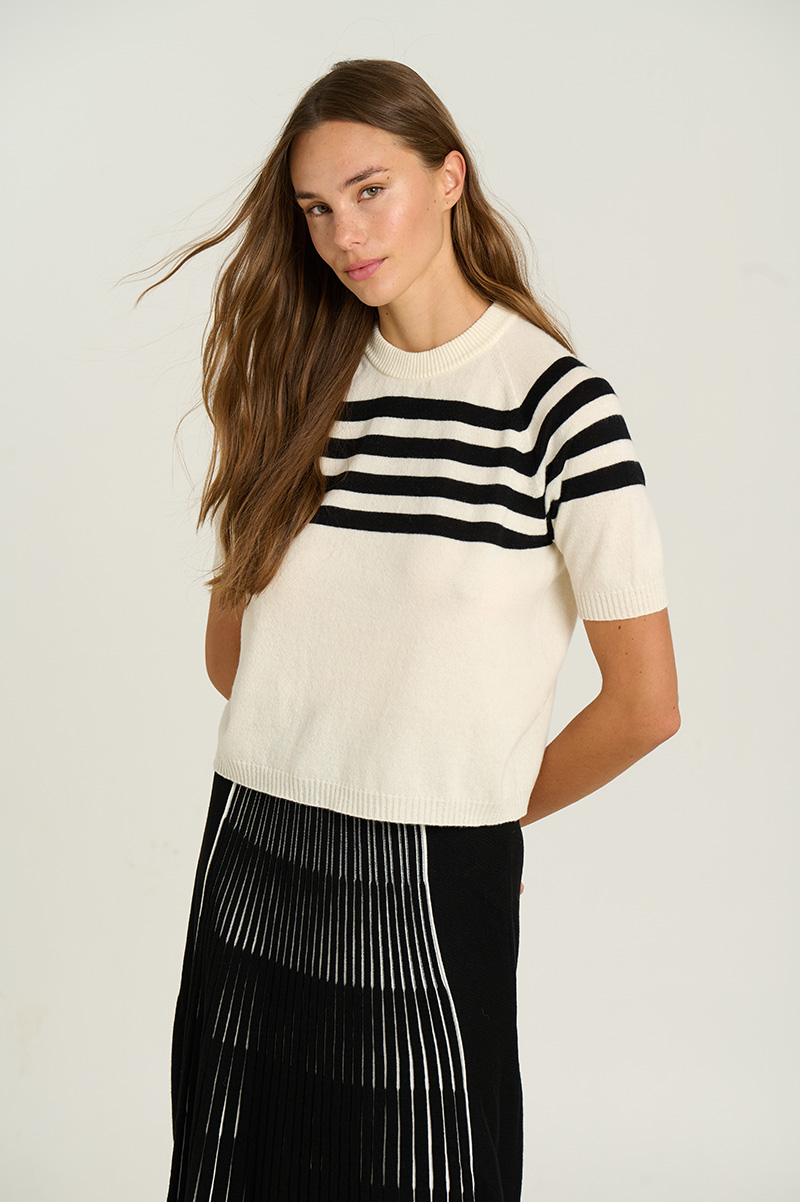 Short-sleeve round-neck sweater 2