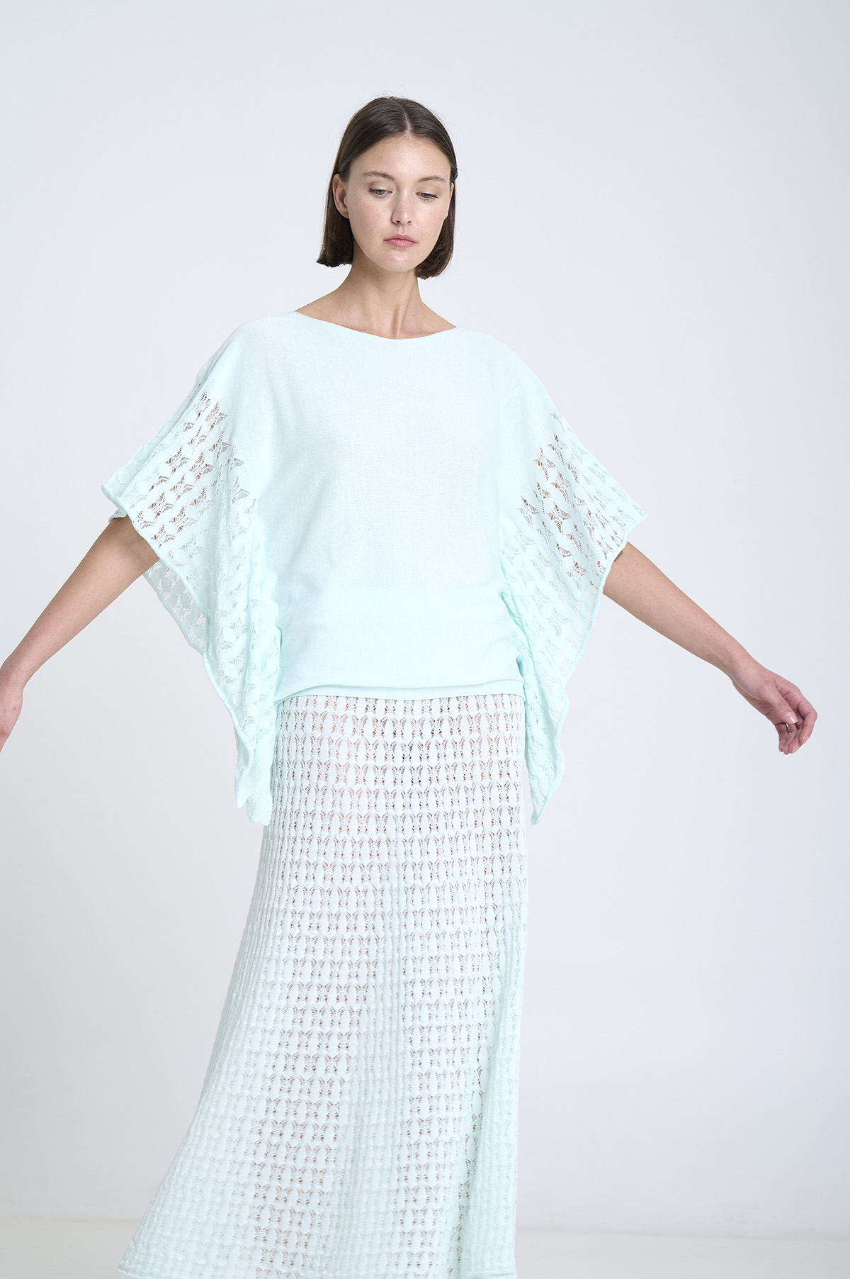 Capa de punto con laterales calados 5