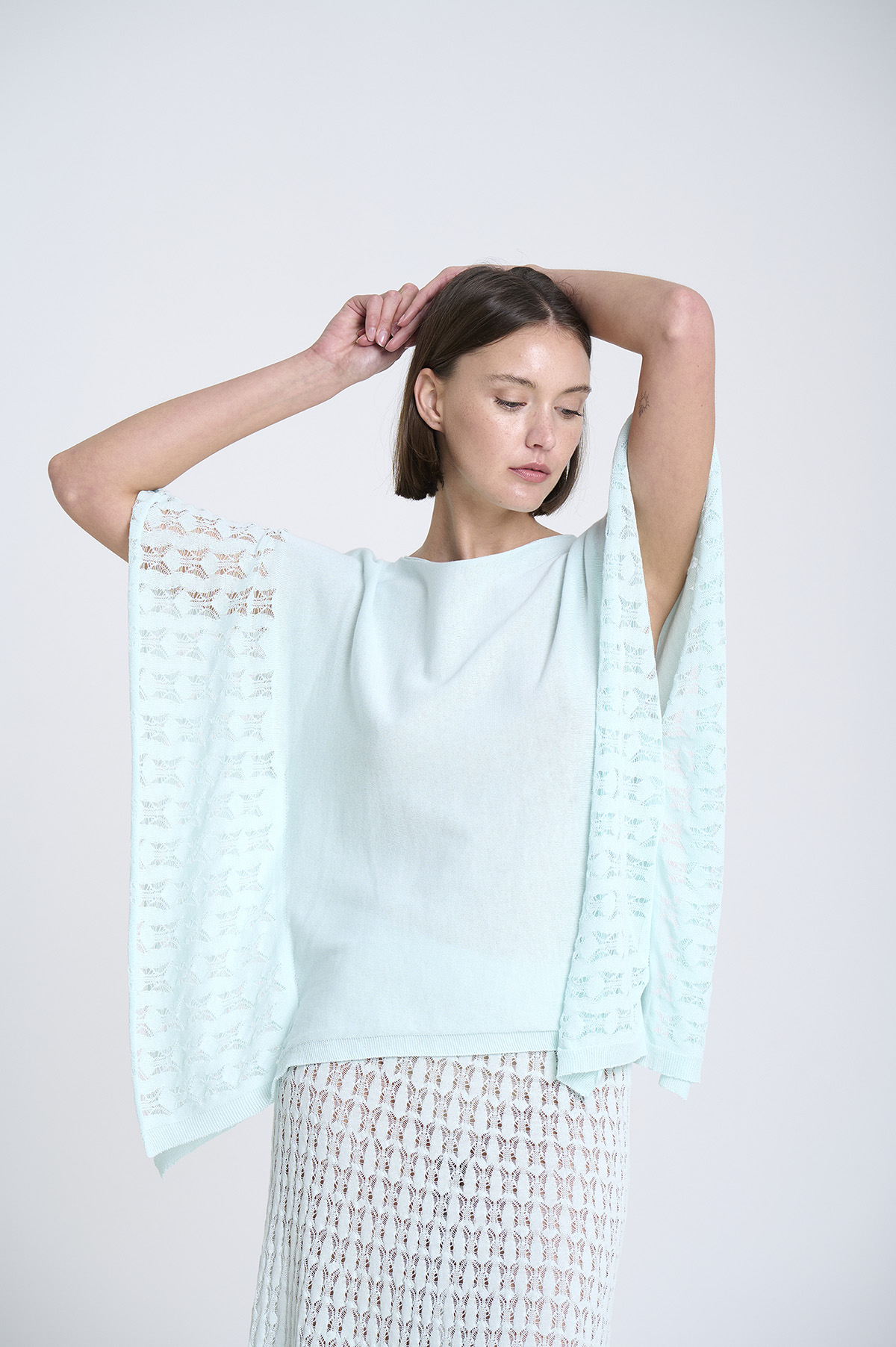 Capa de punto con laterales calados 7