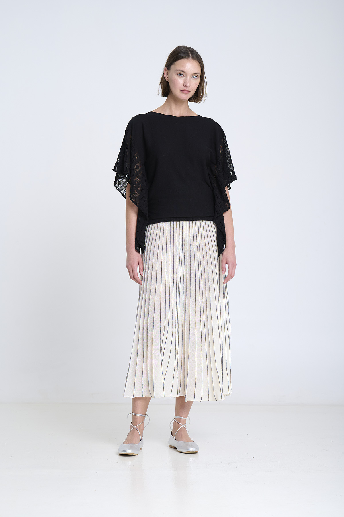 Capa de punto con laterales calados