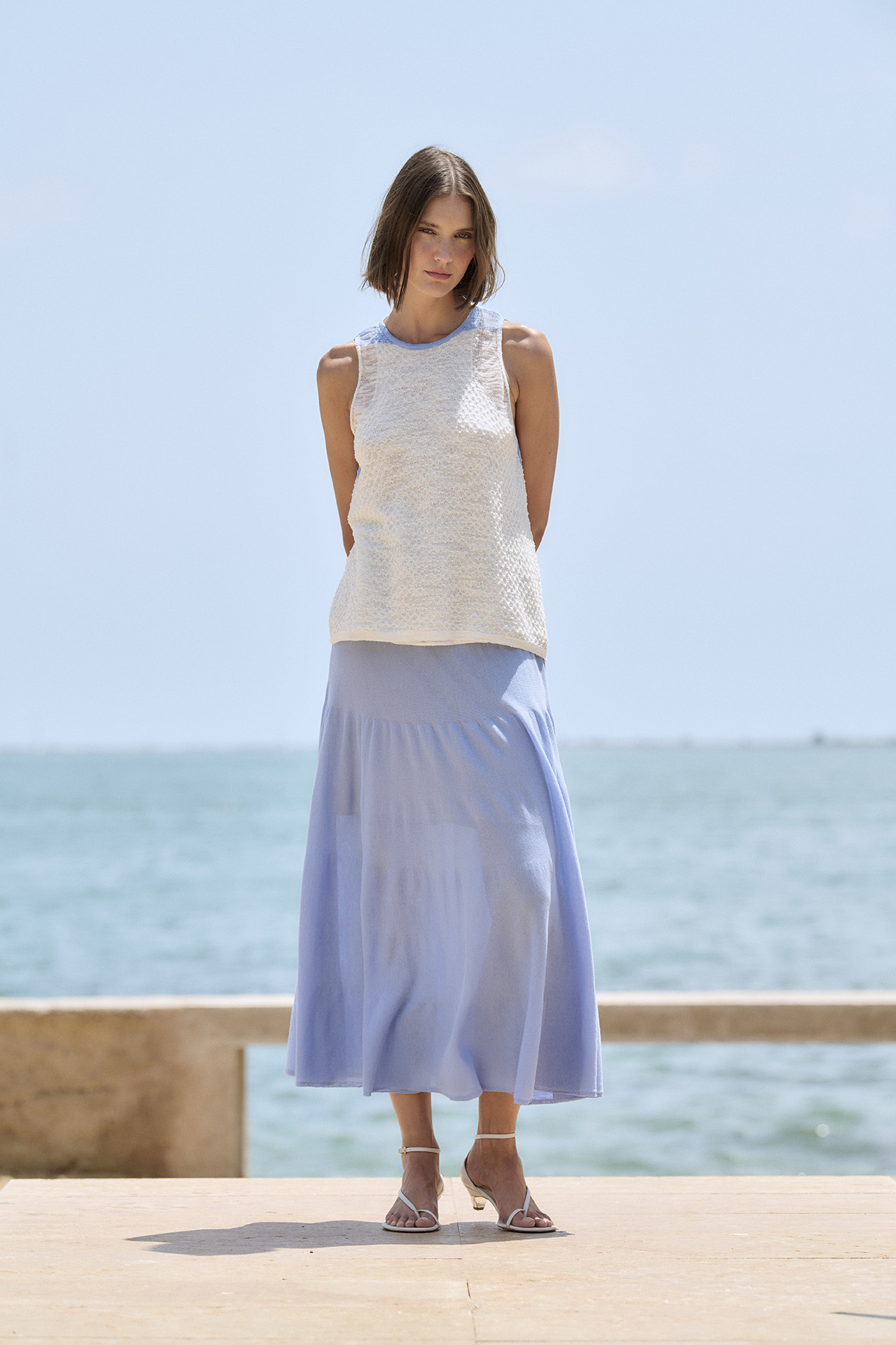 Top punto relieve y contraste en los hombros