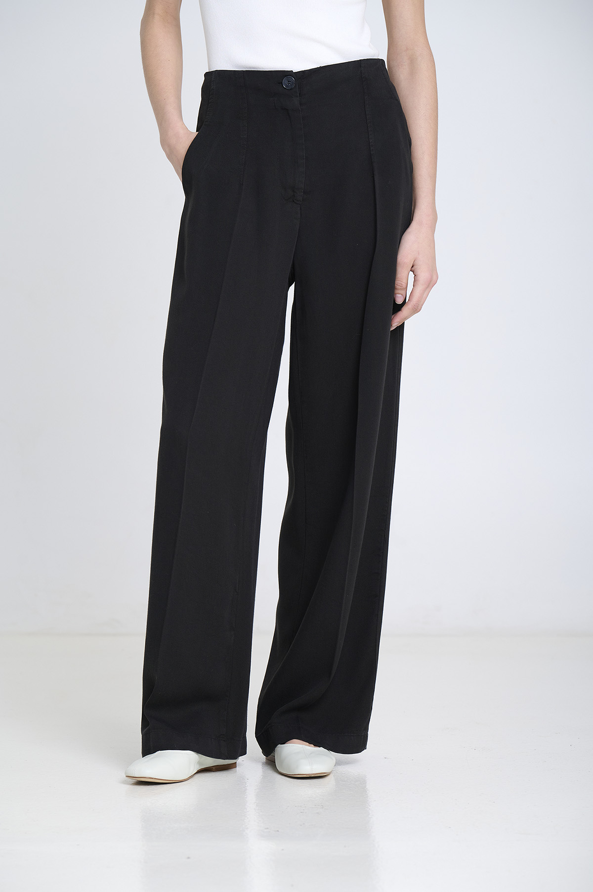 Wide-Leg Fluid Pants 1
