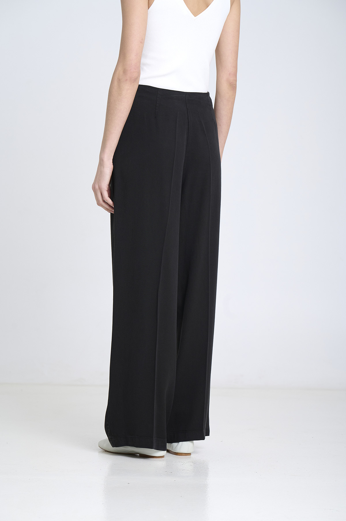 Wide-Leg Fluid Pants 3