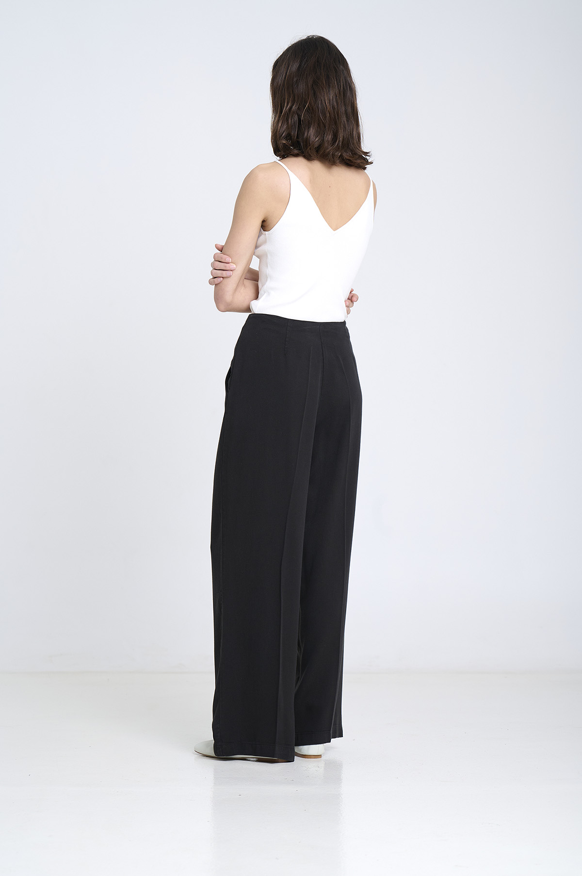 Wide-Leg Fluid Pants 4