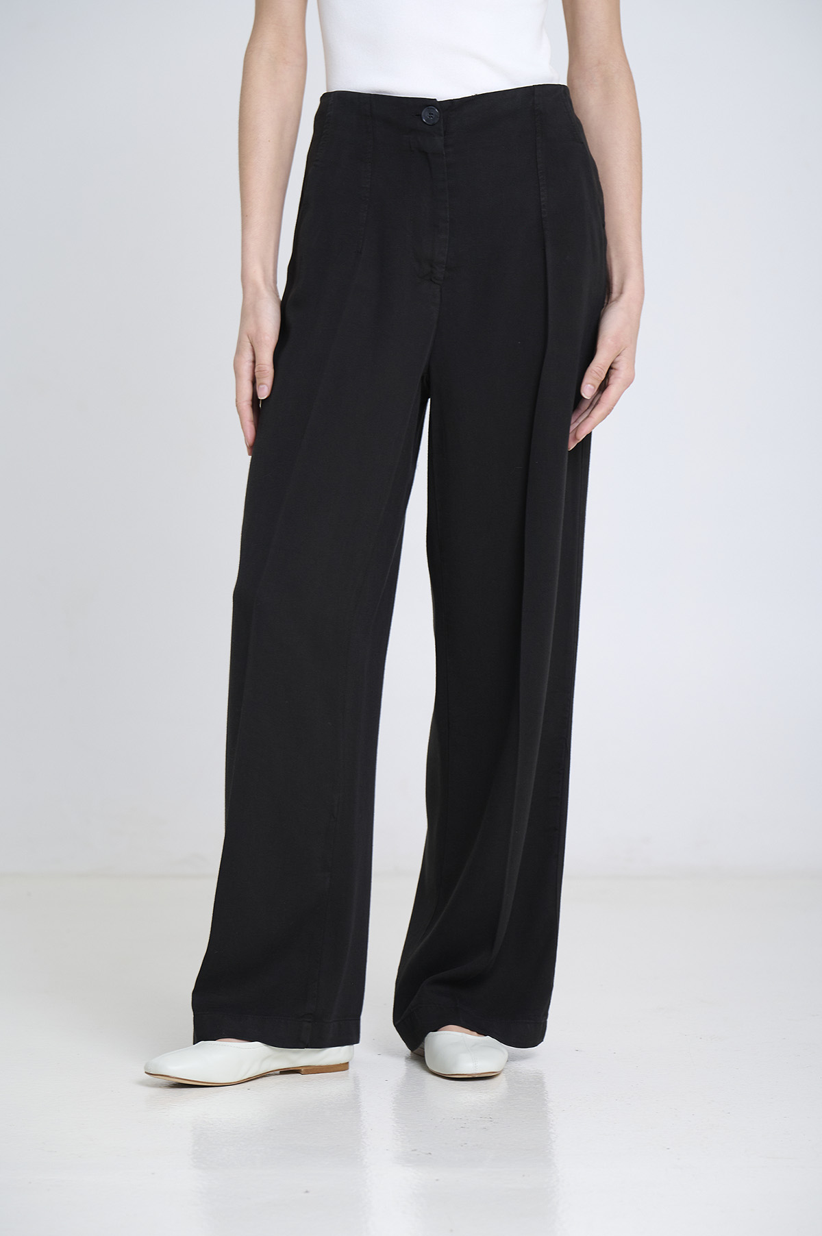 Wide-Leg Fluid Pants 5