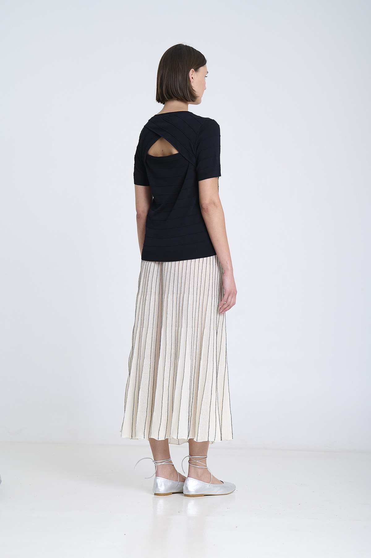 Back-Opening Sweater 2