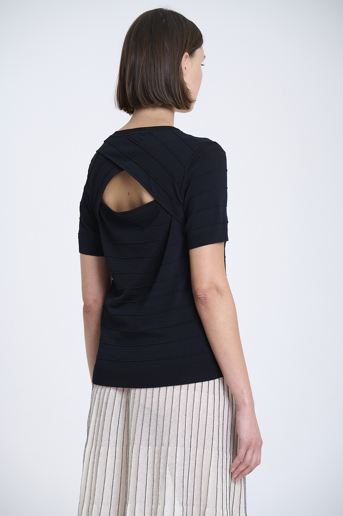 Back-Opening Sweater 3