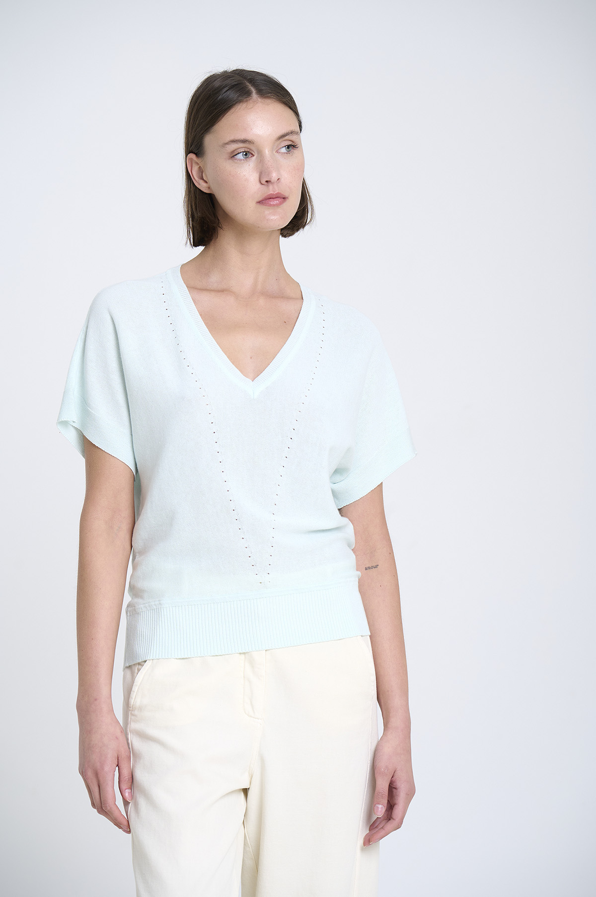 V-neck fine knit sweater