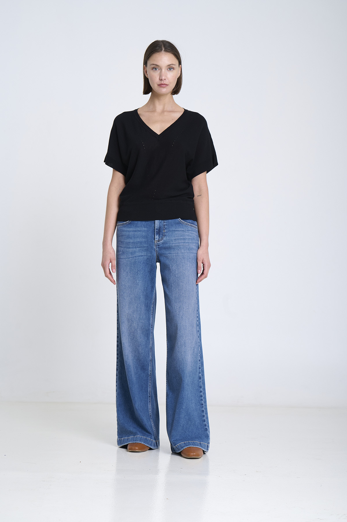 V-neck fine knit sweater