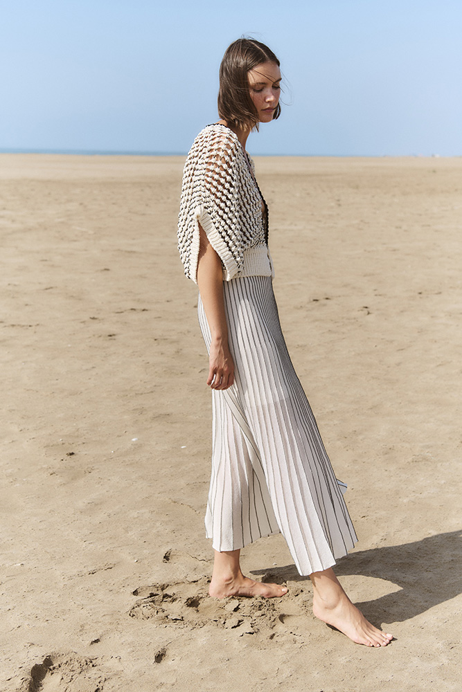 Textured knit vest | ICONIC PIECES 4