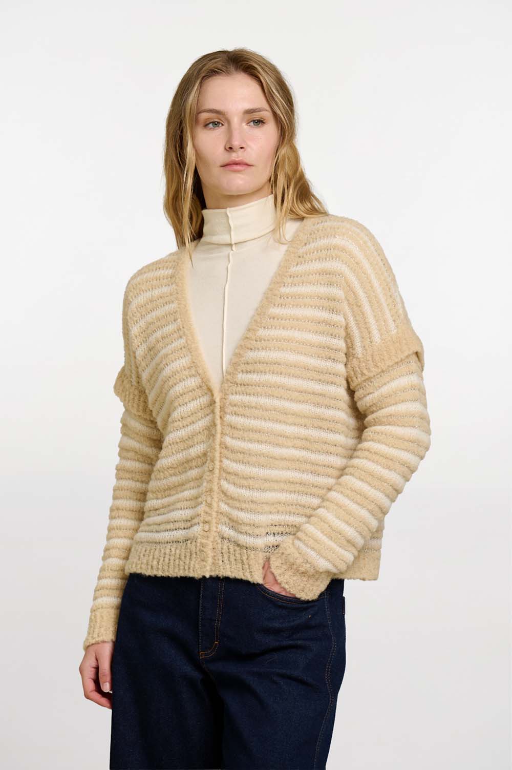 V-neck cardigan 2