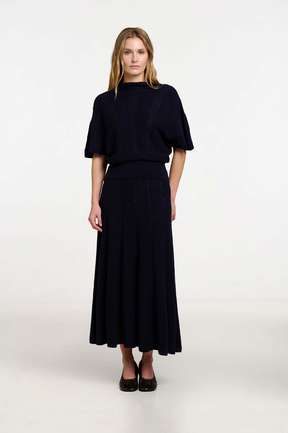 Radial knit poncho | ICONIC PIECES 1