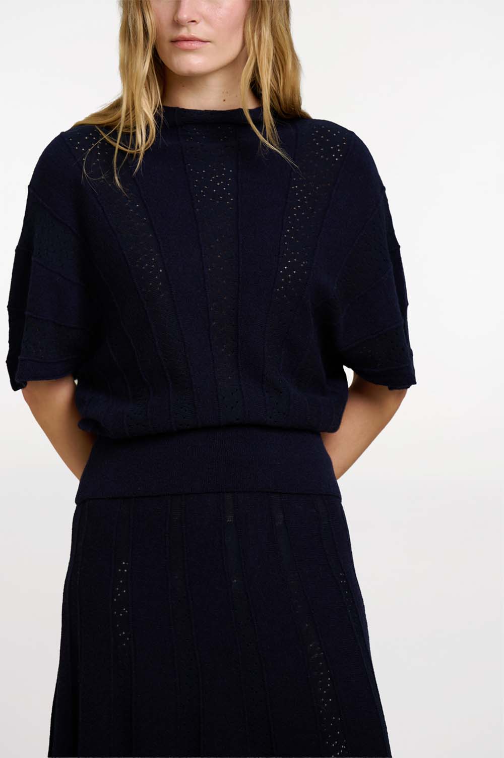 Radial knit poncho | ICONIC PIECES 3