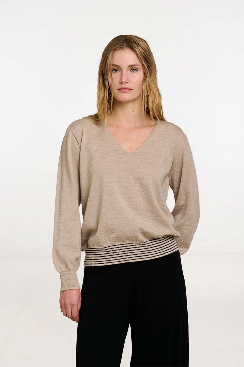Seamless V-neck sweater 2