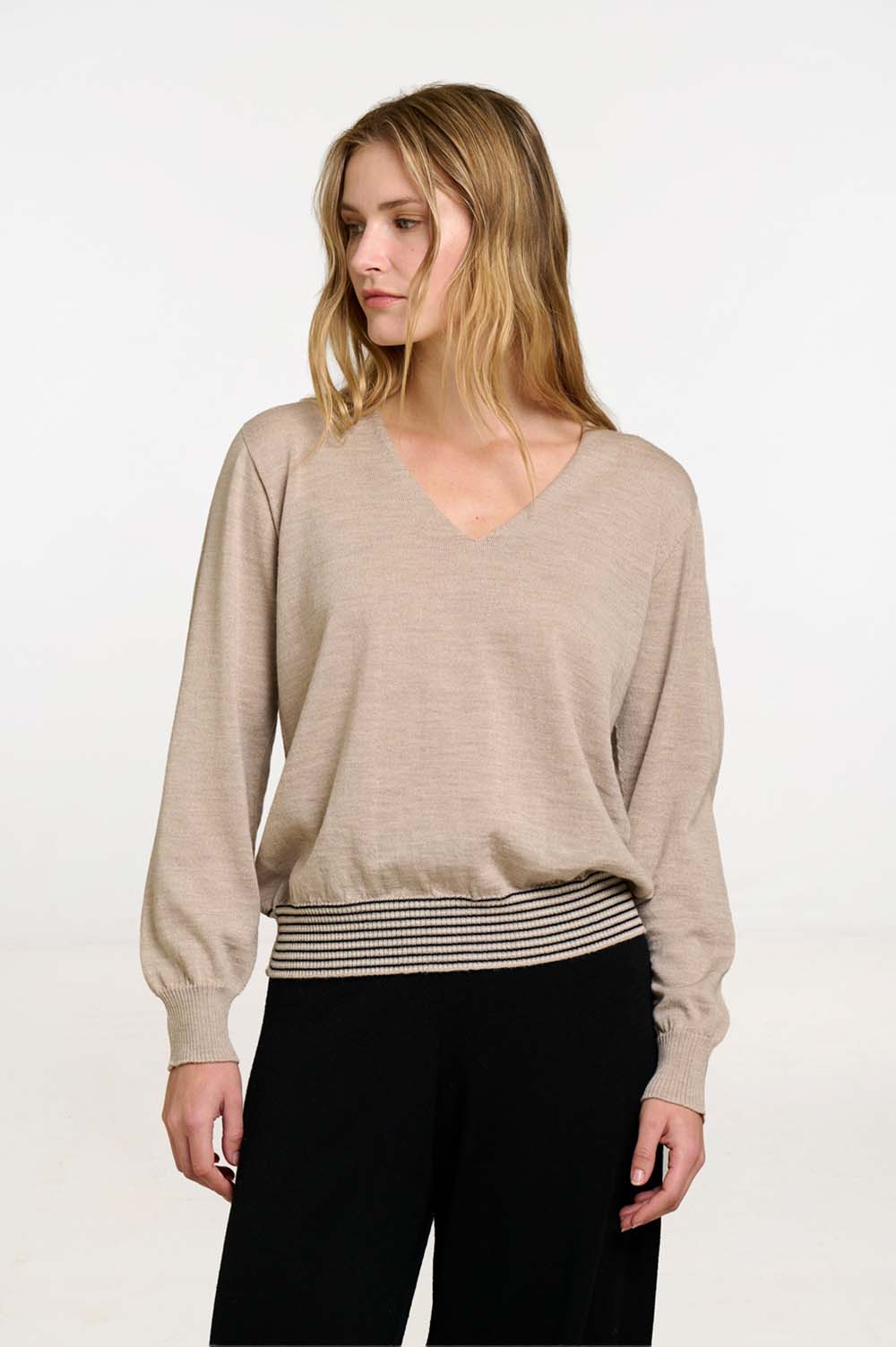 Seamless V-neck sweater 4