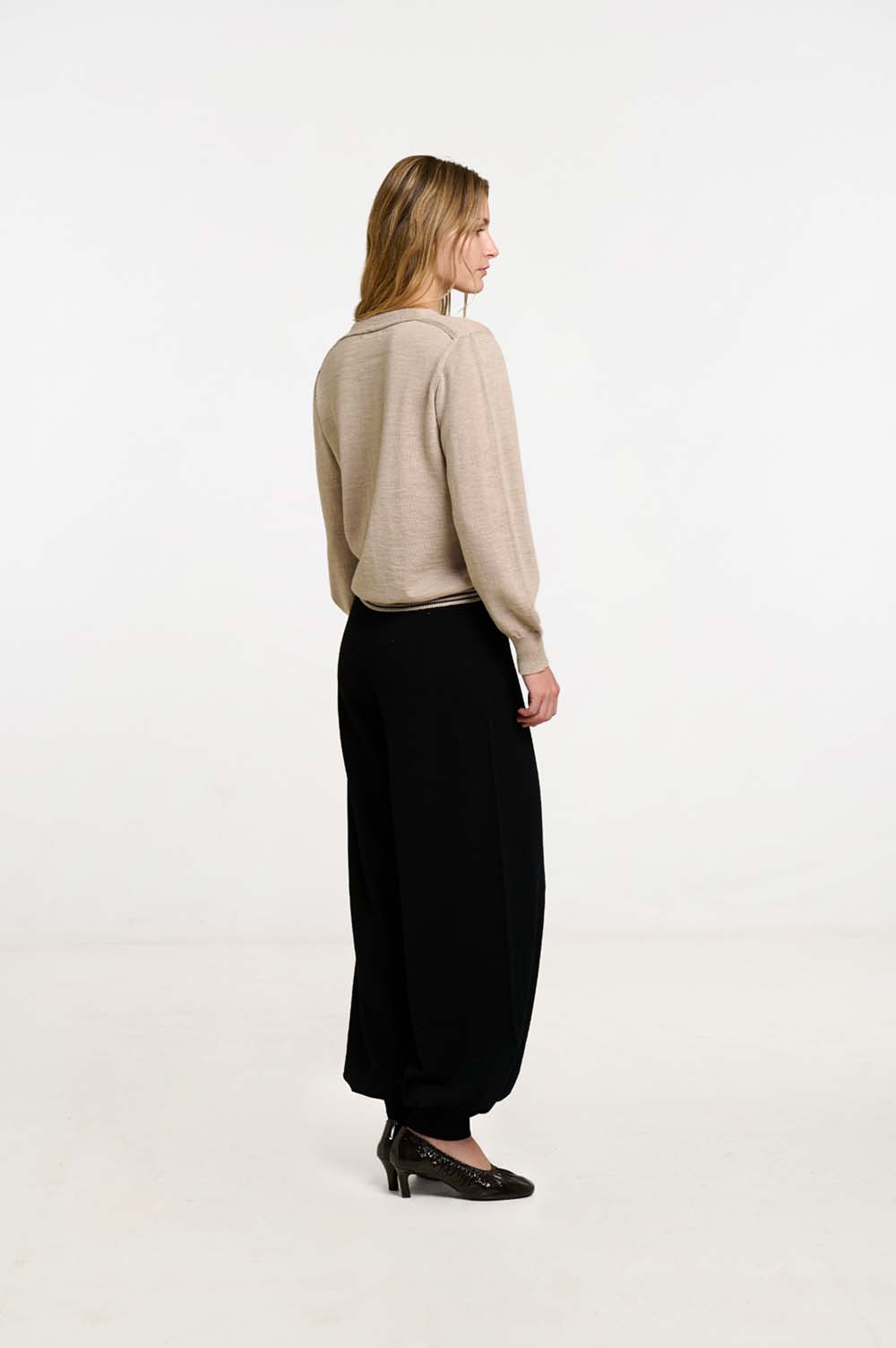 Seamless V-neck sweater 5