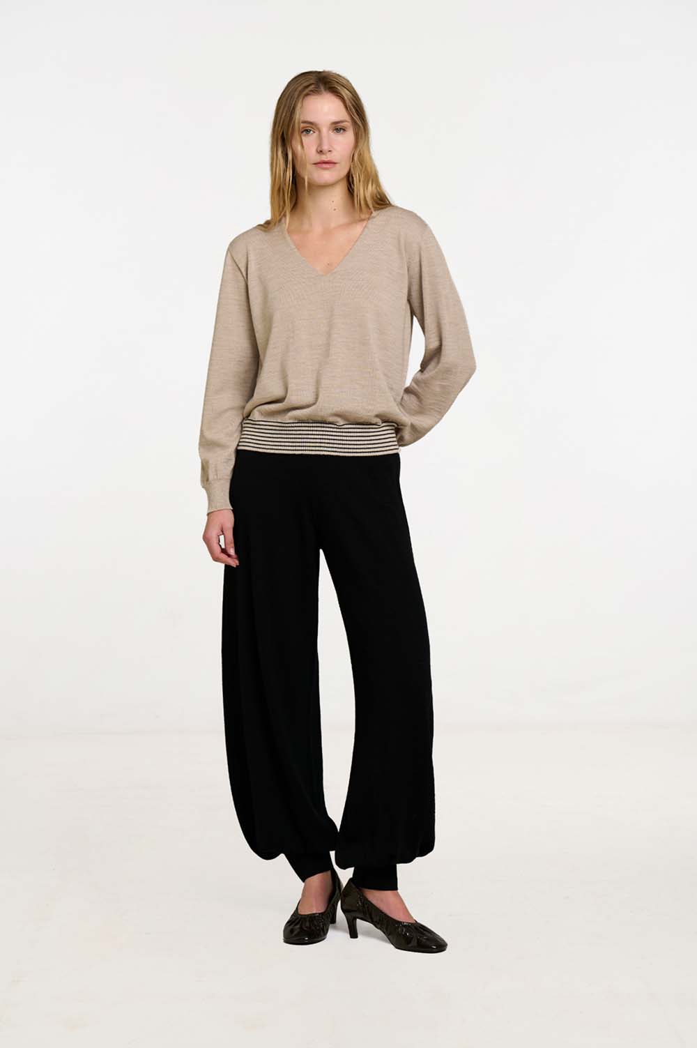Seamless V-neck sweater 1