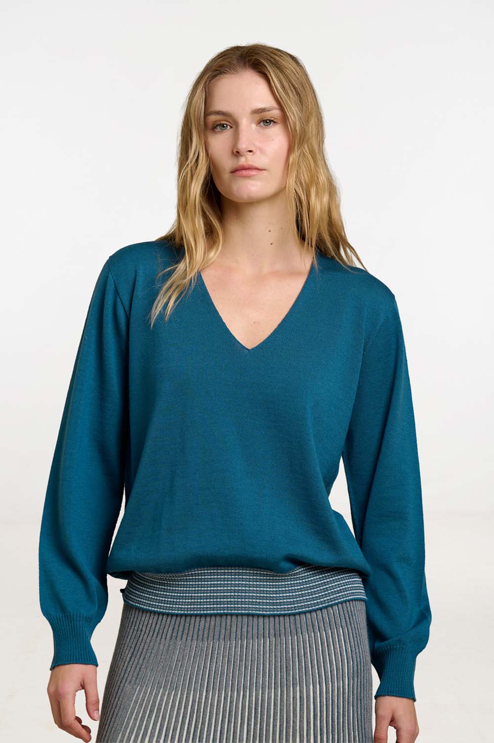 Seamless V-neck sweater 1