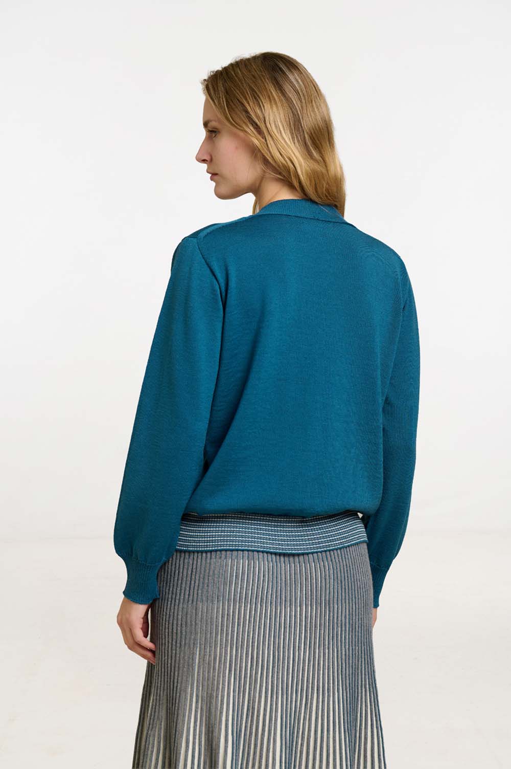Seamless V-neck sweater 2