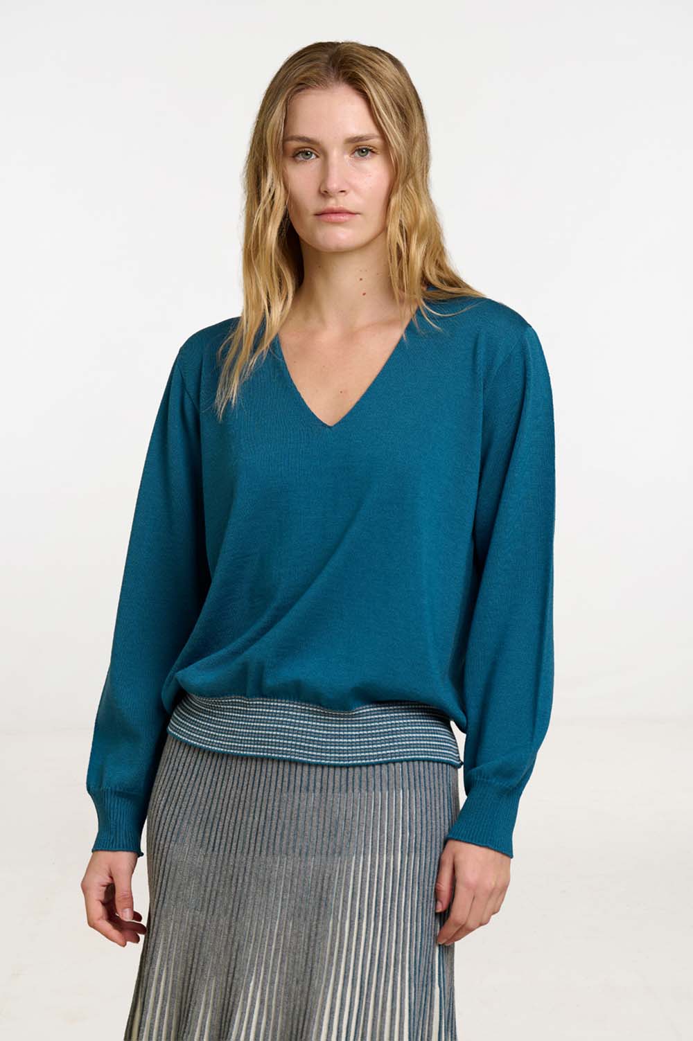Seamless V-neck sweater 3