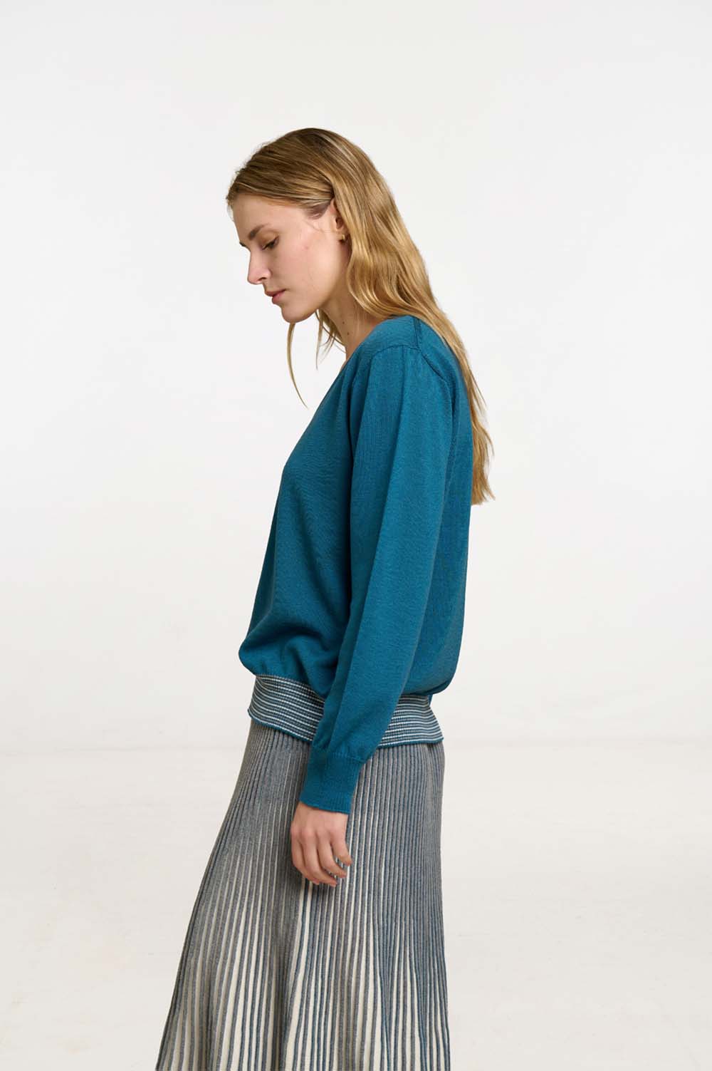 Seamless V-neck sweater 5