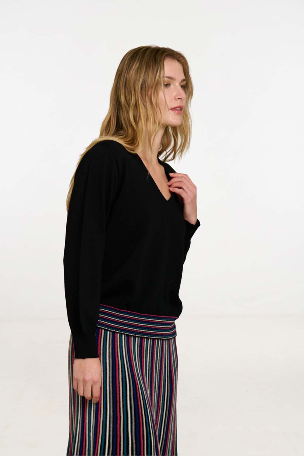 Seamless V-neck sweater 2